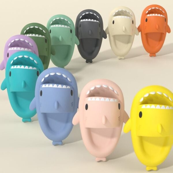Chaussons « requin » à motif cartoon : drôles, mignons et douillets. Chaussons d'intérieur et d'extérieur pour femmes, hommes et couples